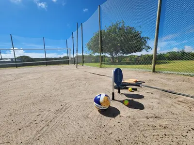 Comodidades para jogar ténis e squash em Cabanas da Sorte ou nas proximidades