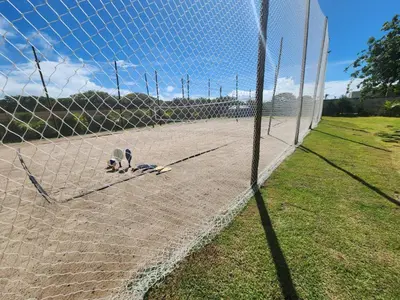Comodidades para jogar ténis e squash em Cabanas da Sorte ou nas proximidades