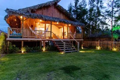 Um jardim no exterior de CASA na PRAIA DA BARRINHA Frente Mar