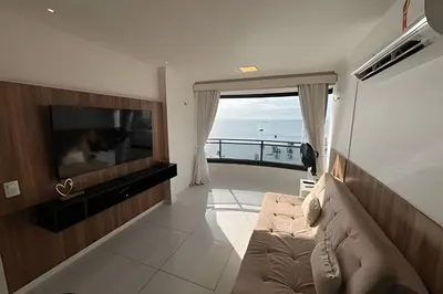 Uma televisão e/ou sistema de entretenimento em Hosts BR - Flat frente mar c/ cozinha