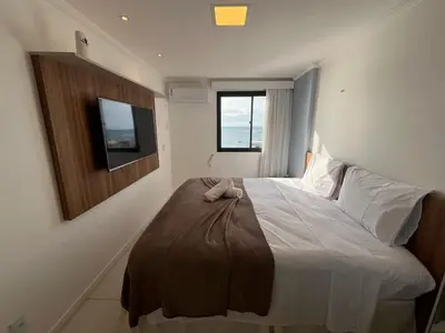Uma cama ou camas num quarto em Hosts BR - Flat frente mar c/ cozinha