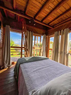 Uma cama ou camas num quarto em La Belle de Jour
