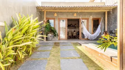 Um jardim no exterior de Casa TUA no Preá pertinho do Mar
