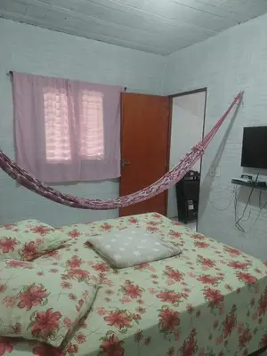 Uma televisão e/ou sistema de entretenimento em Chalés Catim da Felicidade
