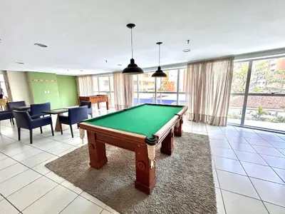Uma mesa de bilhar em DN Apartamento VISTA MAR ,a 50 metros do aterro Praia Iracema