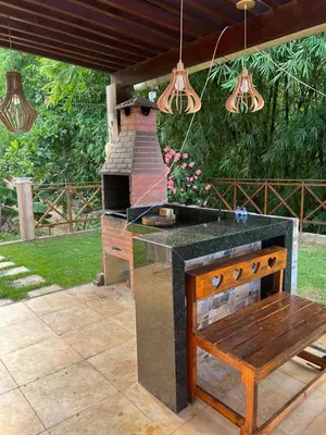 Um jardim no exterior de Chalé Guaramiranga-CE