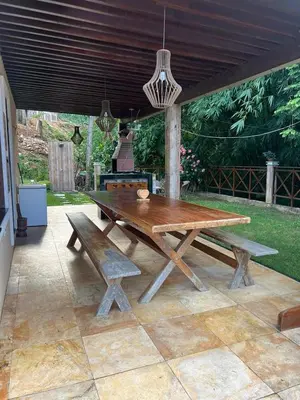 Um jardim no exterior de Chalé Guaramiranga-CE
