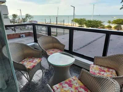 Uma vista do mar geral ou uma vista do mar a partir do apartamento