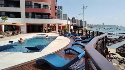 Uma vista do mar geral ou uma vista do mar a partir do apartamento