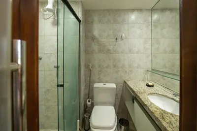 Uma casa de banho em Modern apartment with Ocean View - 500m from Beach