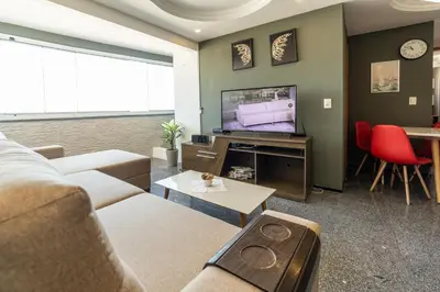 Uma televisão e/ou sistema de entretenimento em Modern apartment with Ocean View - 500m from Beach