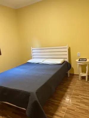 Uma cama ou camas num quarto em Chalé das Flores