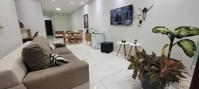 Uma televisão e/ou sistema de entretenimento em Casa de Praia em Beberibe - House 4k Beberibe, Acomoda até 12 pessoas