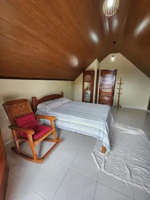 Uma cama ou camas num quarto em Chalé Kalmaria