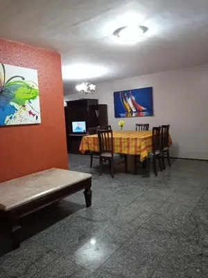 Uma televisão e/ou sistema de entretenimento em Apartamento 3 quartos a 100 m da Beira Mar