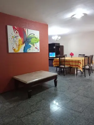 Uma televisão e/ou sistema de entretenimento em Apartamento 3 quartos a 100 m da Beira Mar