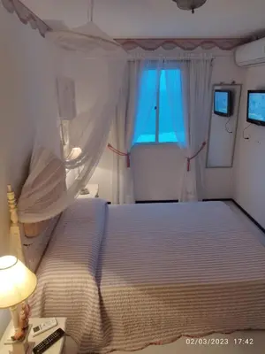 Uma cama ou camas num quarto em apartamento som do mar