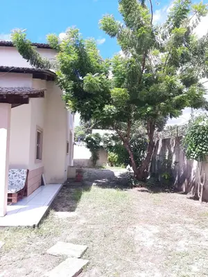 Um jardim no exterior de Duplex Arretadinho