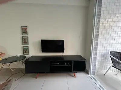 Uma televisão e/ou sistema de entretenimento em Apartamento a 50m da Beira Mar