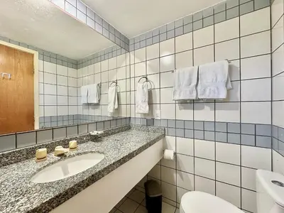 Uma casa de banho em Apart-Hotel Iate Plaza, vista completa da Orla de Fortaleza