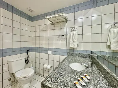 Uma casa de banho em Apart-Hotel Iate Plaza, vista completa da Orla de Fortaleza
