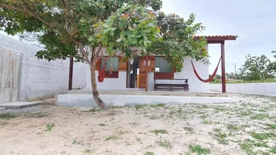 Um jardim no exterior de Casa Rústica em Condomínio com Piscina