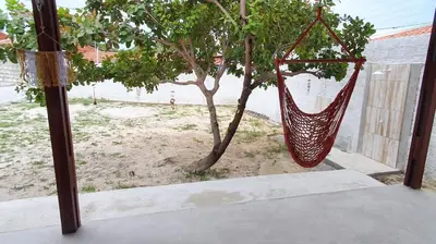 Um jardim no exterior de Casa Rústica em Condomínio com Piscina