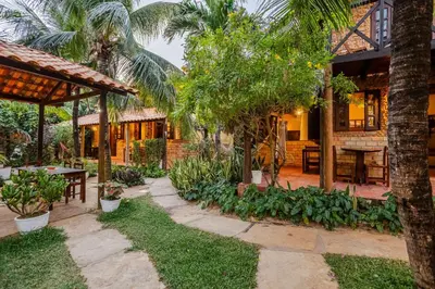 Um jardim no exterior de Pousada Chale Creoulo