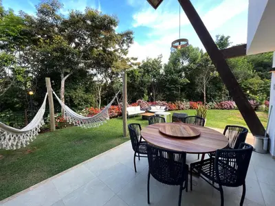 Um jardim no exterior de Cidade Jardim Apart