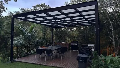 Um jardim no exterior de Chalé Novo - 4 quartos - 12 camas - Hidromassagem e Ar condicionado nos quartos - Cond Montserrat