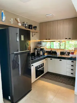 A cozinha ou kitchenette de Chalé Novo - 4 quartos - 12 camas - Hidromassagem e Ar condicionado nos quartos - Cond Montserrat