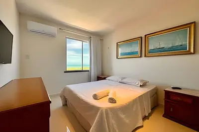 Uma cama ou camas num quarto em Apartamentos e Suítes na Praia