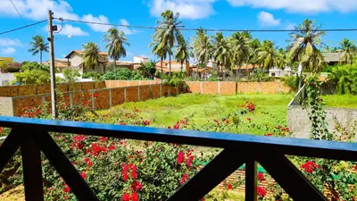 Um jardim no exterior de Suítes Bosque de Flecheiras