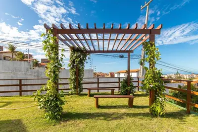 Um jardim no exterior de Beach Townhouses #C19 - Triplex por Carpediem