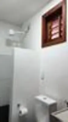 Uma casa de banho em suite com ar-condicionado na Fullhausi Fortim