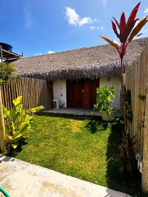 Um jardim no exterior de suite com ar-condicionado na Fullhausi Fortim